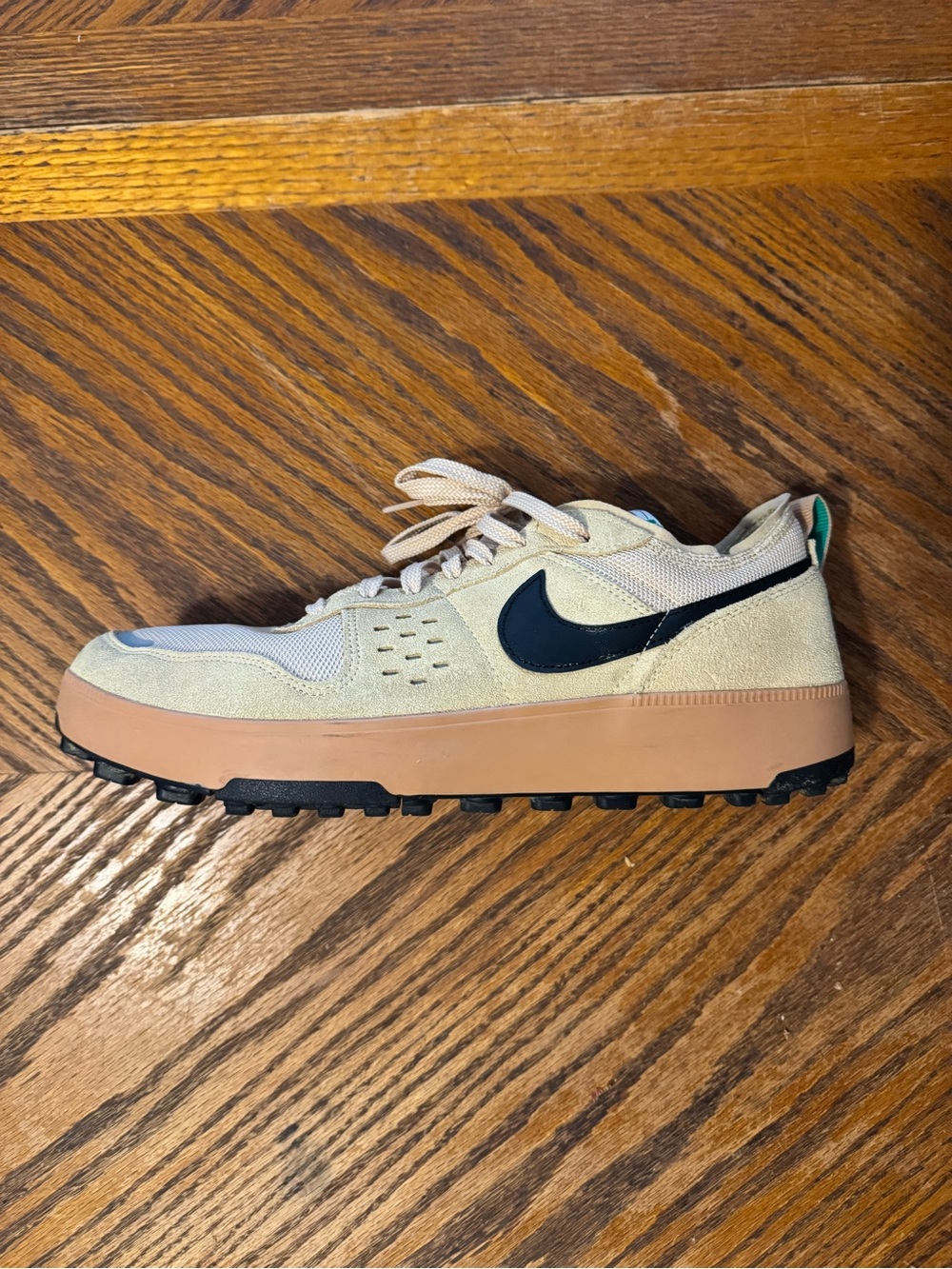 Nike Men’s Tan Sneakers with Black Swoosh - Picture 7 of 8